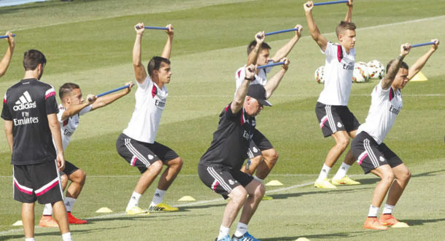 أنشيلوتي المدير الفني لريال مدريد يقود تدريبات لاعبيه قبل جولة الولايات المتحدة (إ.ب.أ)