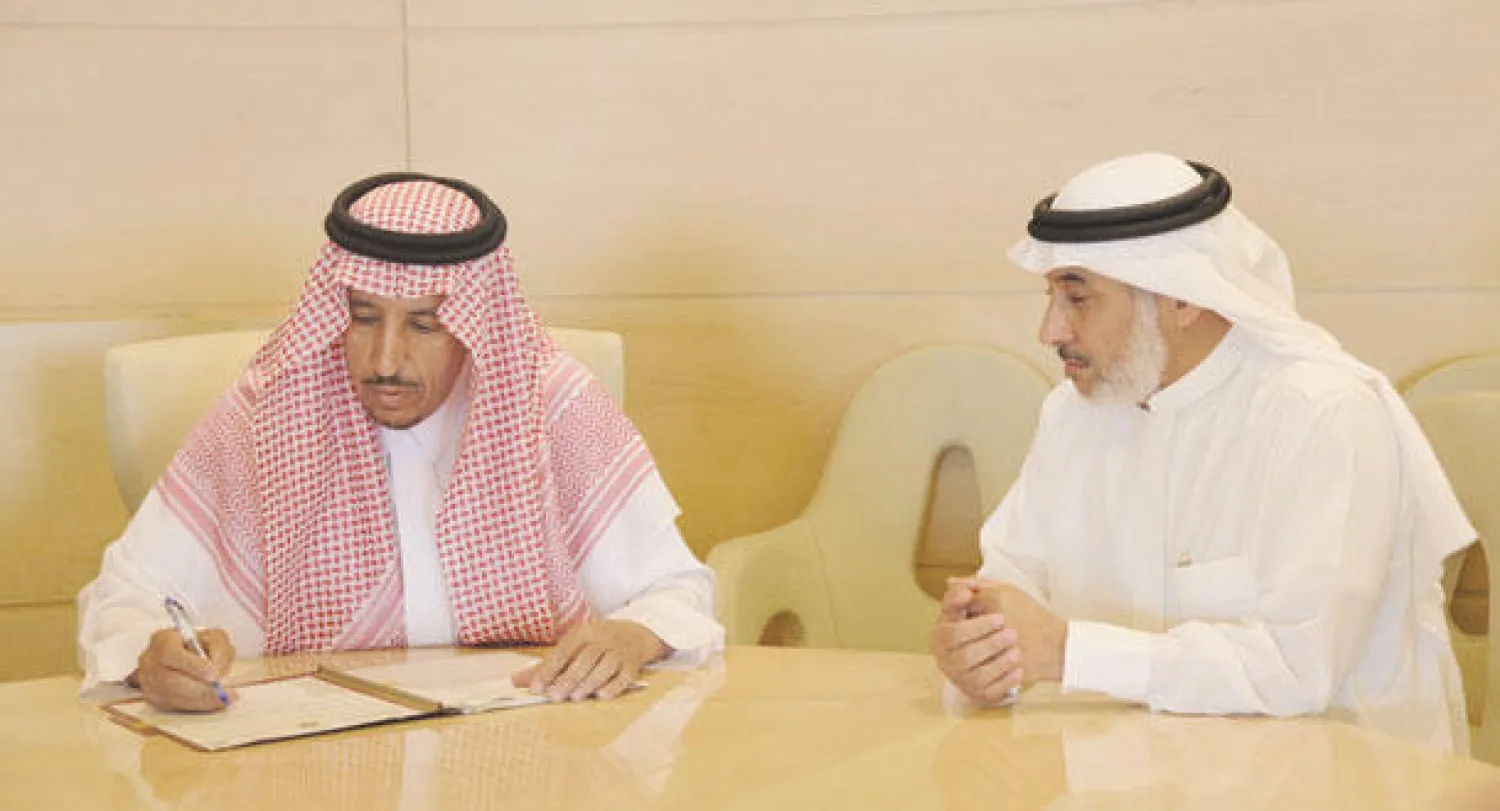 الأمير سعود بن عبد الله بن ثنيان رئيس الهيئة الملكية للجبيل وينبع أثناء توقيع العقد