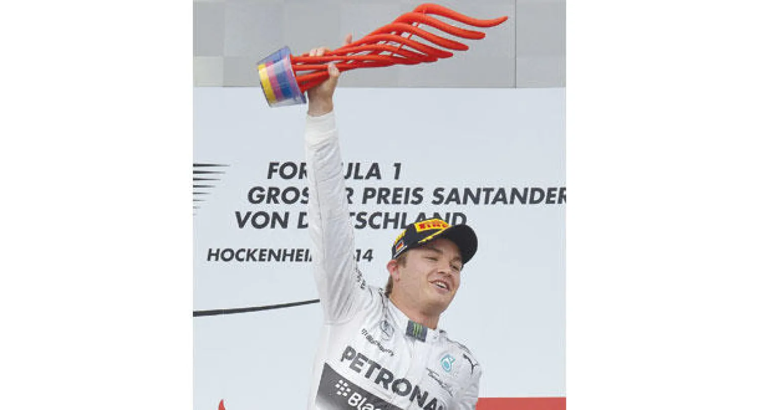 روزبرغ يحتفل بجائزة ألمانيا الكبرى (أ.ف.ب)