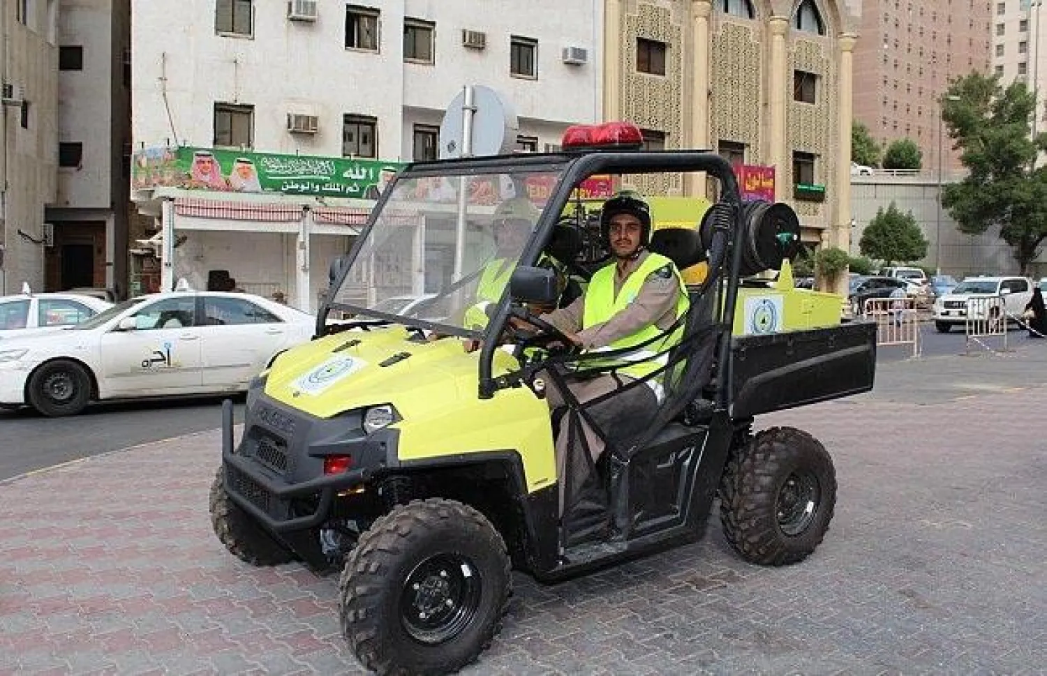لدفاع المدني السعودي يستخدم الدراجات النارية للتغلب على أزمة الزحام
