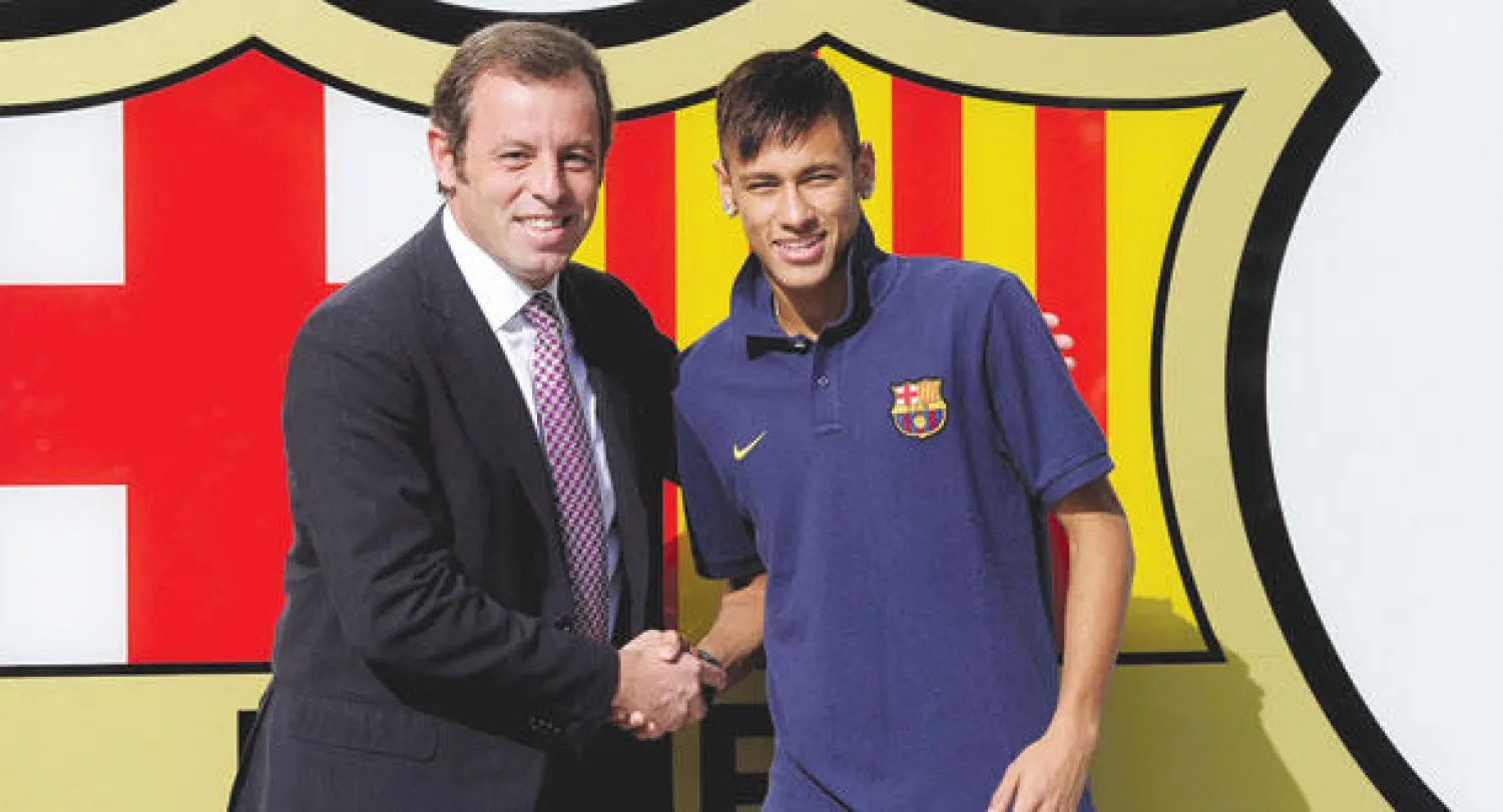 روسيل مع نيمار بعد إتمام الصفقة المشبوهة