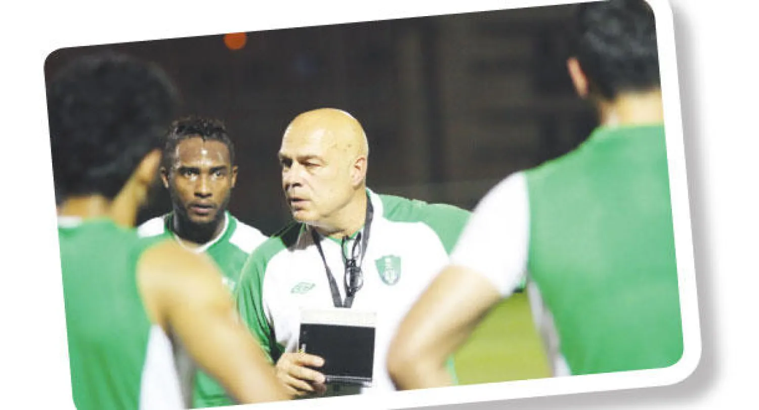 غروس مدرب الأهلي يوجه اللاعبين خلال أحد التدريبات