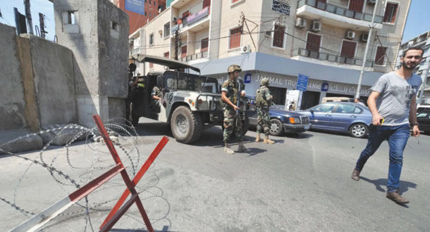 جنود لبنانيون في نقطة حراسة في مدينة طرابلس بعد توقبف لبناني استرالي الجنسية على صلة بتنظيم القاعدة (أ.ف.ب)