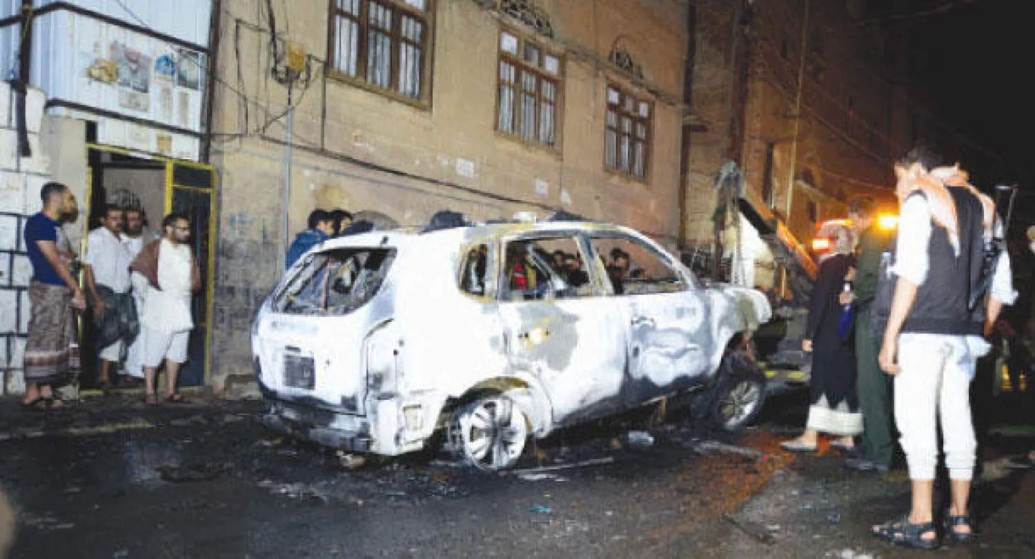 مشهد للدمار الذي لحق بسيارة مسؤول كبير في مطار صنعاء إثر انفجار عبوة ناسفة زرعت في داخلها (إ.ب.أ)