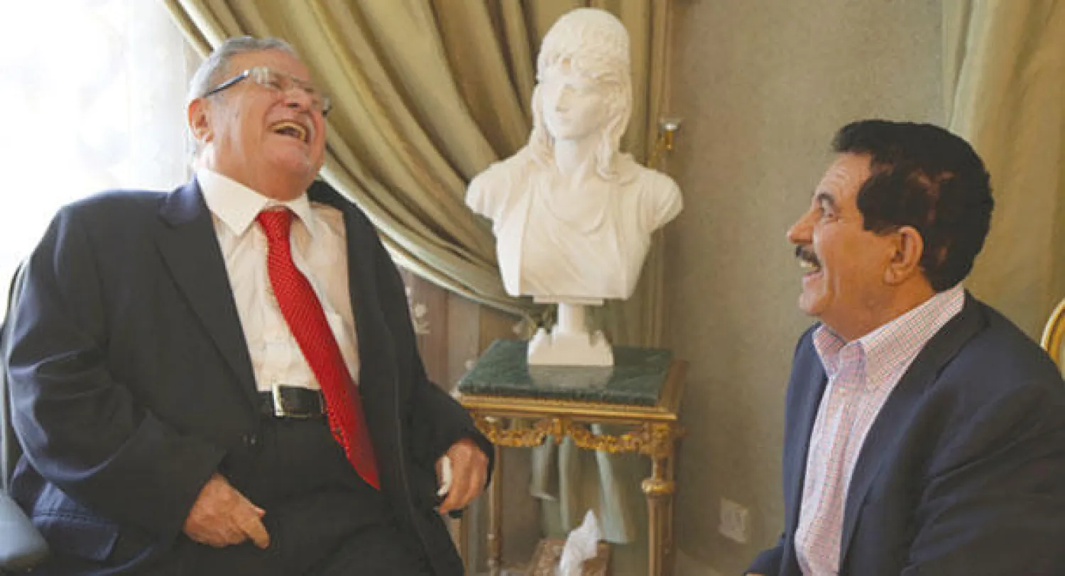 أول صورة للرئيس العراقي جلال طالباني بعد عودته إلى السليمانية قادما من رحلة علاج طويلة في ألمانيا بثتها فضائية «كوردسات» التابعة لحزبه أمس ويظهر فيها وهو يتبادل الضحك مع نائبه الحزبي كوسرت رسول علي