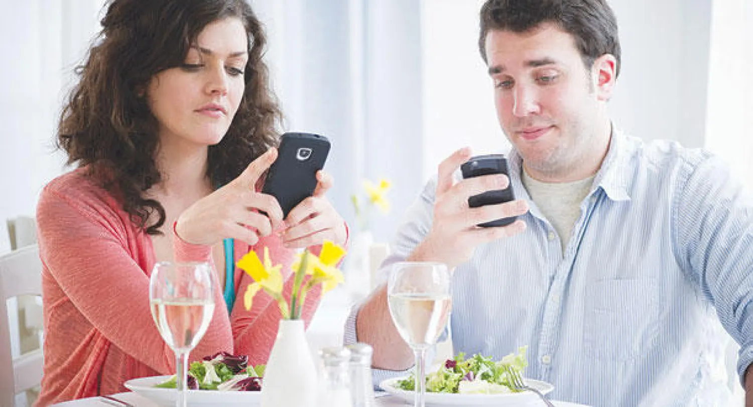 بعض المطاعم تمنع التحدث عبر الهواتف داخلها