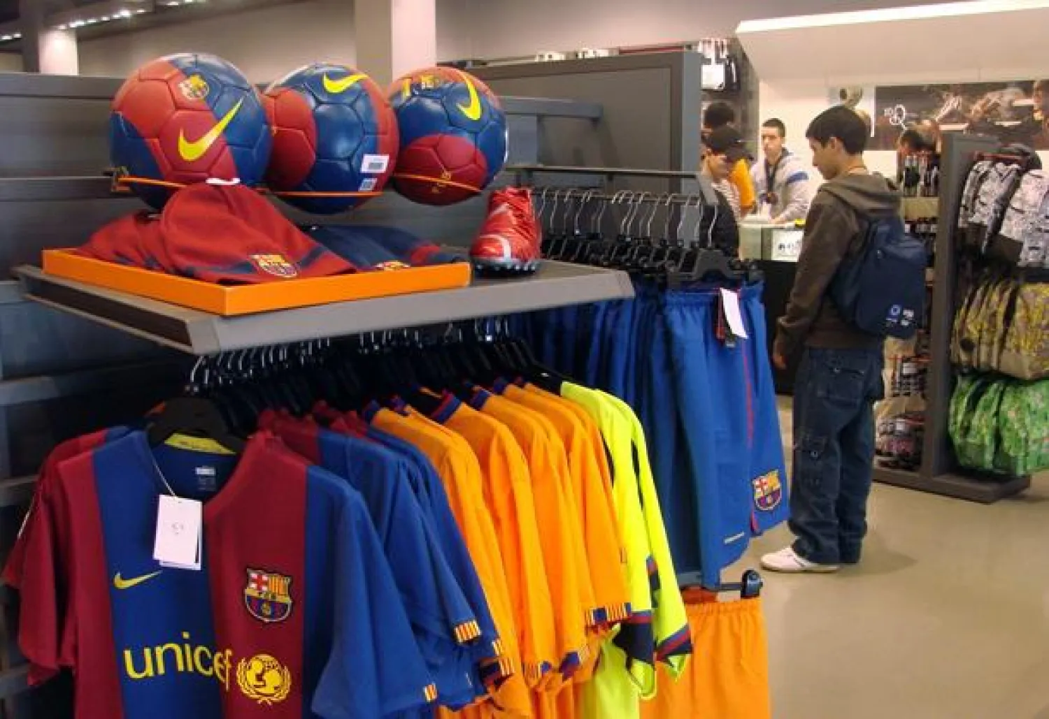 تقليد العلامات الرياضية العالمية ينحسر بسوق الملابس السعودية