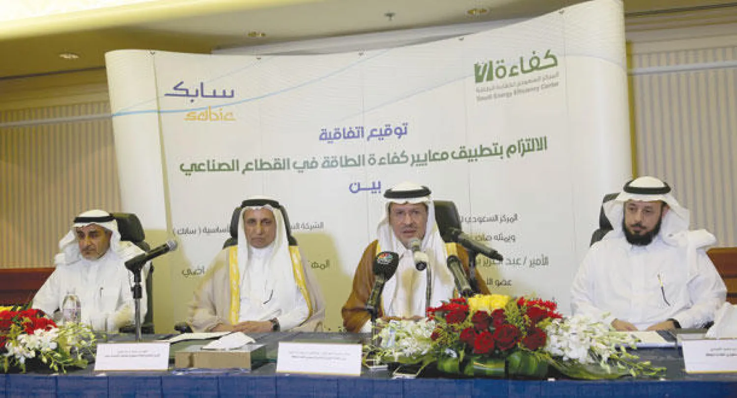 الأمير عبد العزيز خلال المؤتمر الصحافي الذي عقد في جدة مساء أول من أمس بعد توقيع اتفاقية بين المركز السعودي لكفاءة الطاقة و«سابك» (تصوير: عبد الله بازهير)