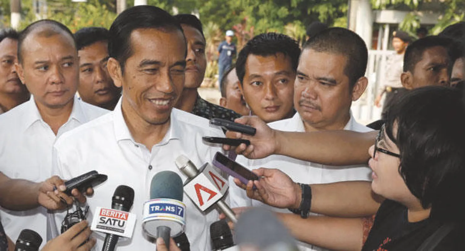جوكو ويدودو المرشح الرئاسي للانتخابات الإندونيسية يتحدث مع الصحافيين في جاكرتا أمس (رويترز)