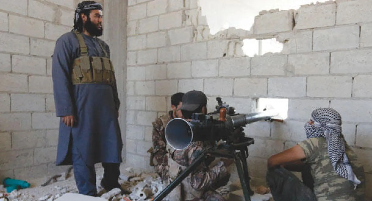 مقاتلون إسلاميون يستعدون لاطلاق قذيفة مدفع تجاه القوات الموالية للرئيس السوري في ريف حماة أمس (رويترز)