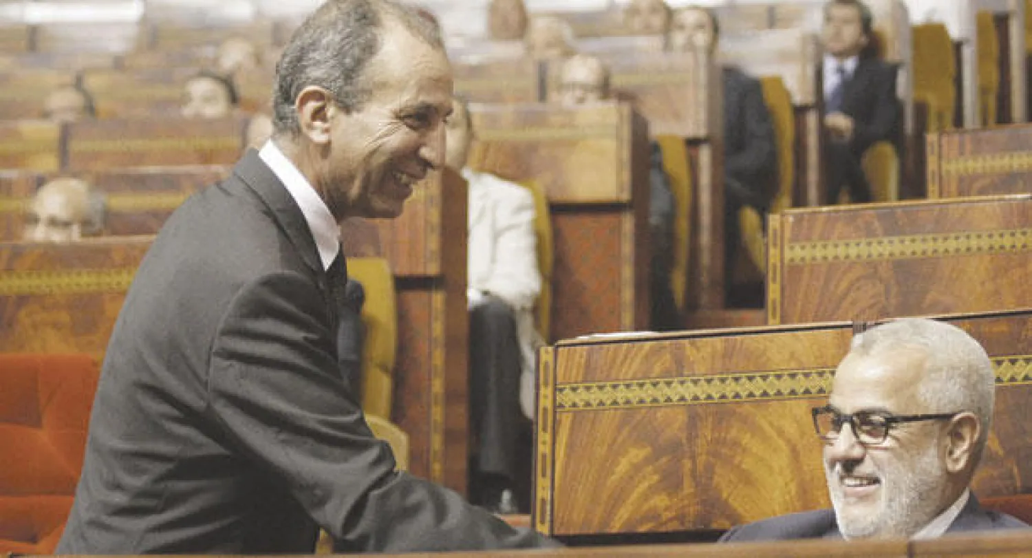 محمد حصاد وزير الداخلية المغربي في حديث مع عبد الإله ابن كيران خلال جلسة البرلمان  أمس (تصوير: مصطفى حبيس)