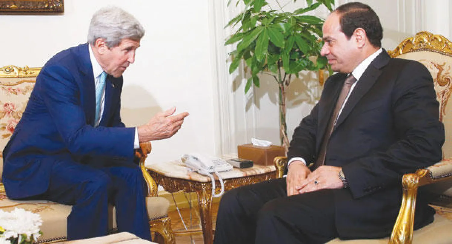 الرئيس المصري عبد الفتاح السيسي لدى لقائه وزير الخارجية الأميركي جون كيري في القاهرة (رويترز)