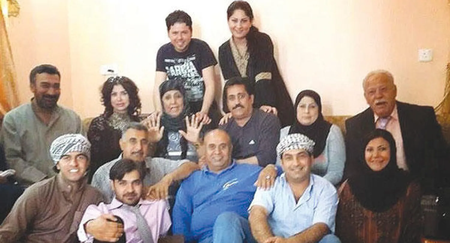 فنانون عراقيون في صورة جماعية بعد نهاية عمل فني