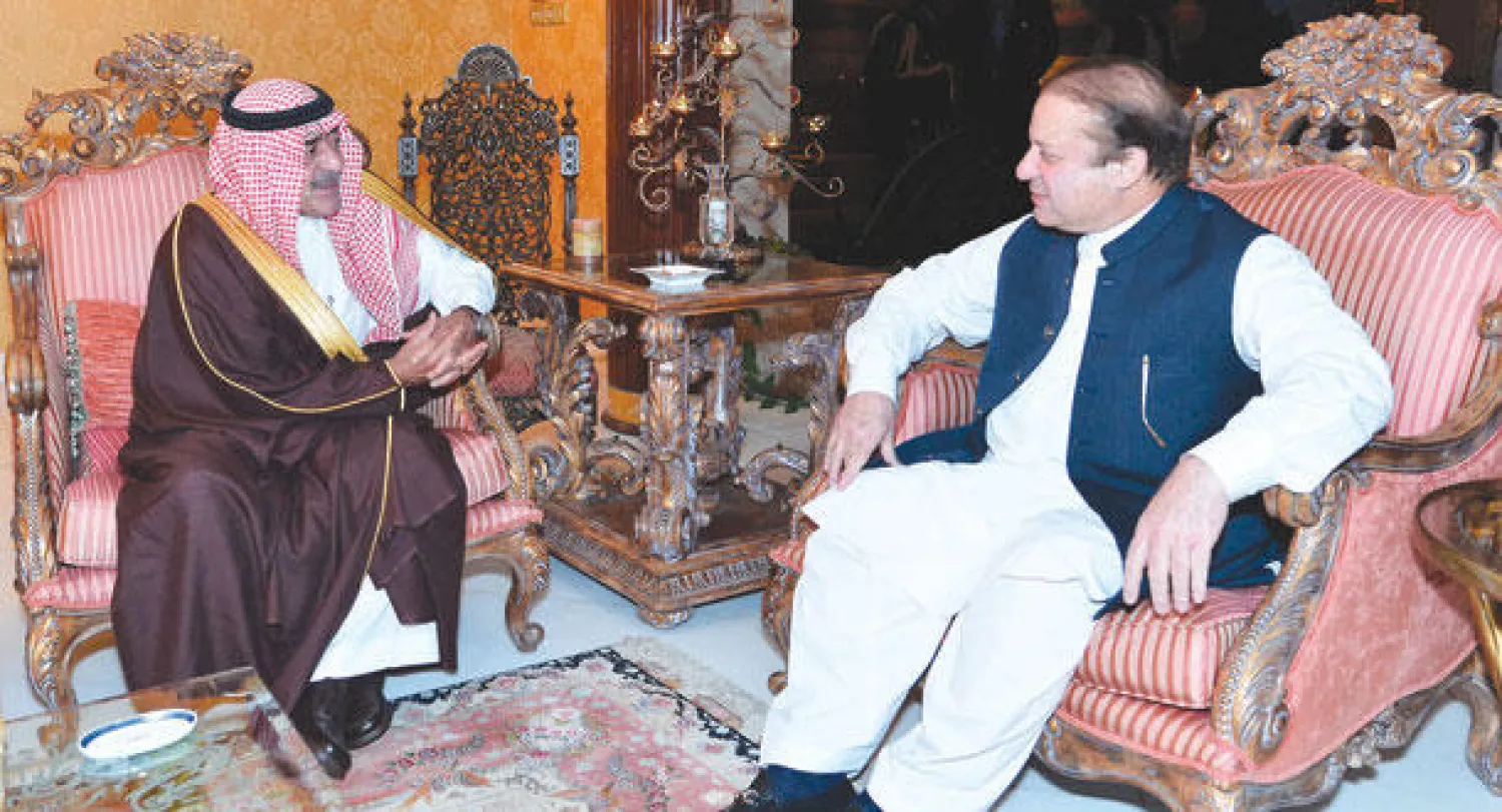 الأمير مقرن بن عبد العزيز لدى لقائه رئيس وزراء باكستان في جدة مساء أول من أمس (واس)