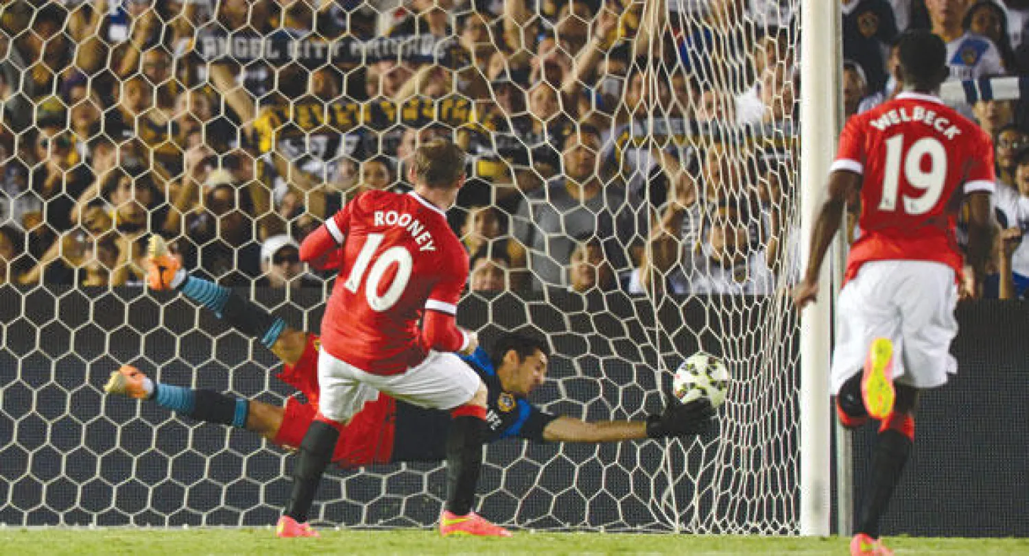 تسديدة روني من ركلة جزاء تسفر عن هدف يونايتد الثاني (أ.ف.ب)