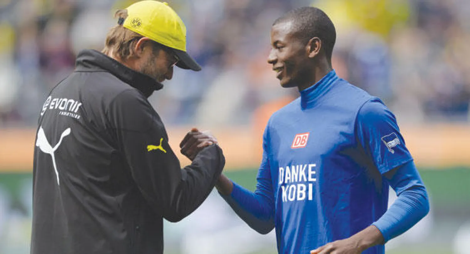 كلوب مدرب دورتموند يصافح لاعبه الجديد الكولومبي راموس