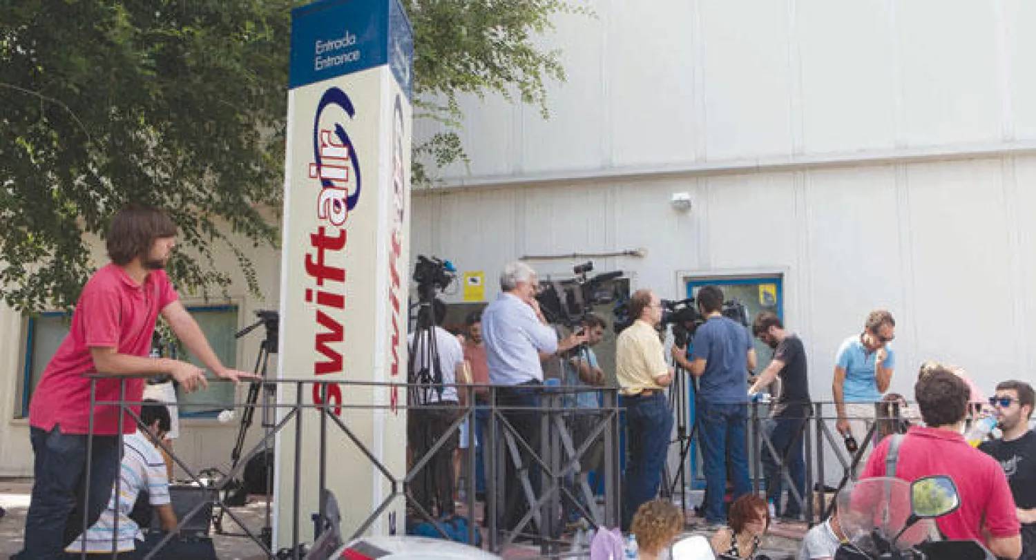 صحافيون ينتظرون اخر الاخبار بشأن الطائرة المنكوبة امام مكتب شركة {سويفت اير} في العاصمة الاسبانية مدريد امس( إ ب )