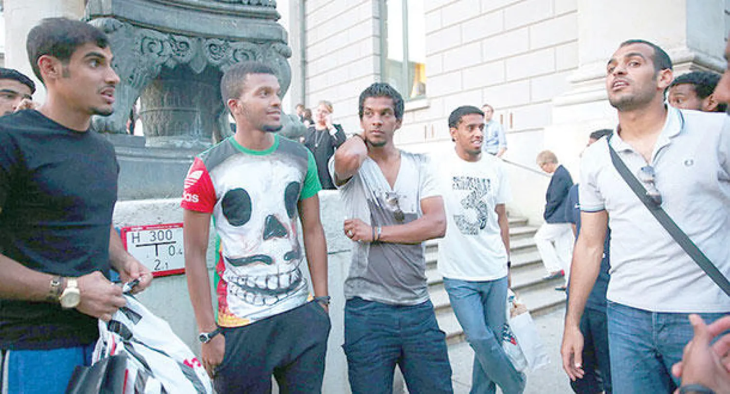 لاعبو الهلال خلال جولة حرة على أسواق ميونيخ أمس