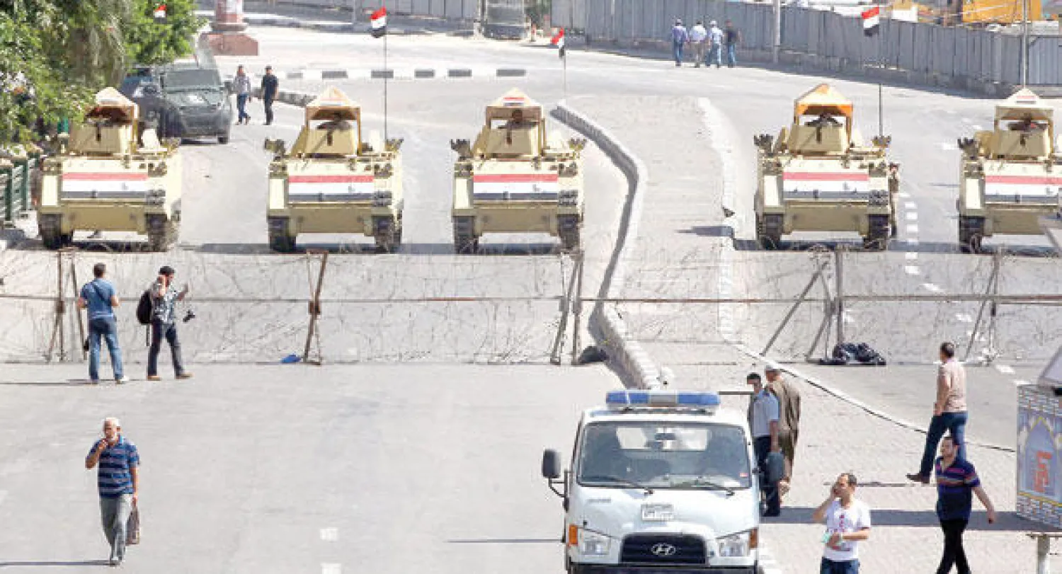 مركبات عسكرية تقفل احد الطرق المؤدية إلى ميدان التحرير في القاهرة  (إ.ب.أ)