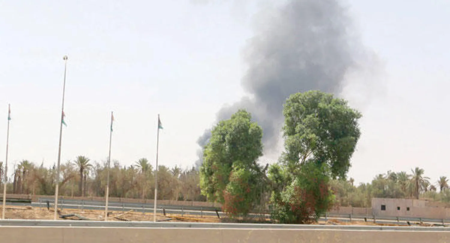 دخان يتصاعد إثر معارك بين ميليشيات ليبية متصارعة قرب مطار طرابلس امس (رويترز)