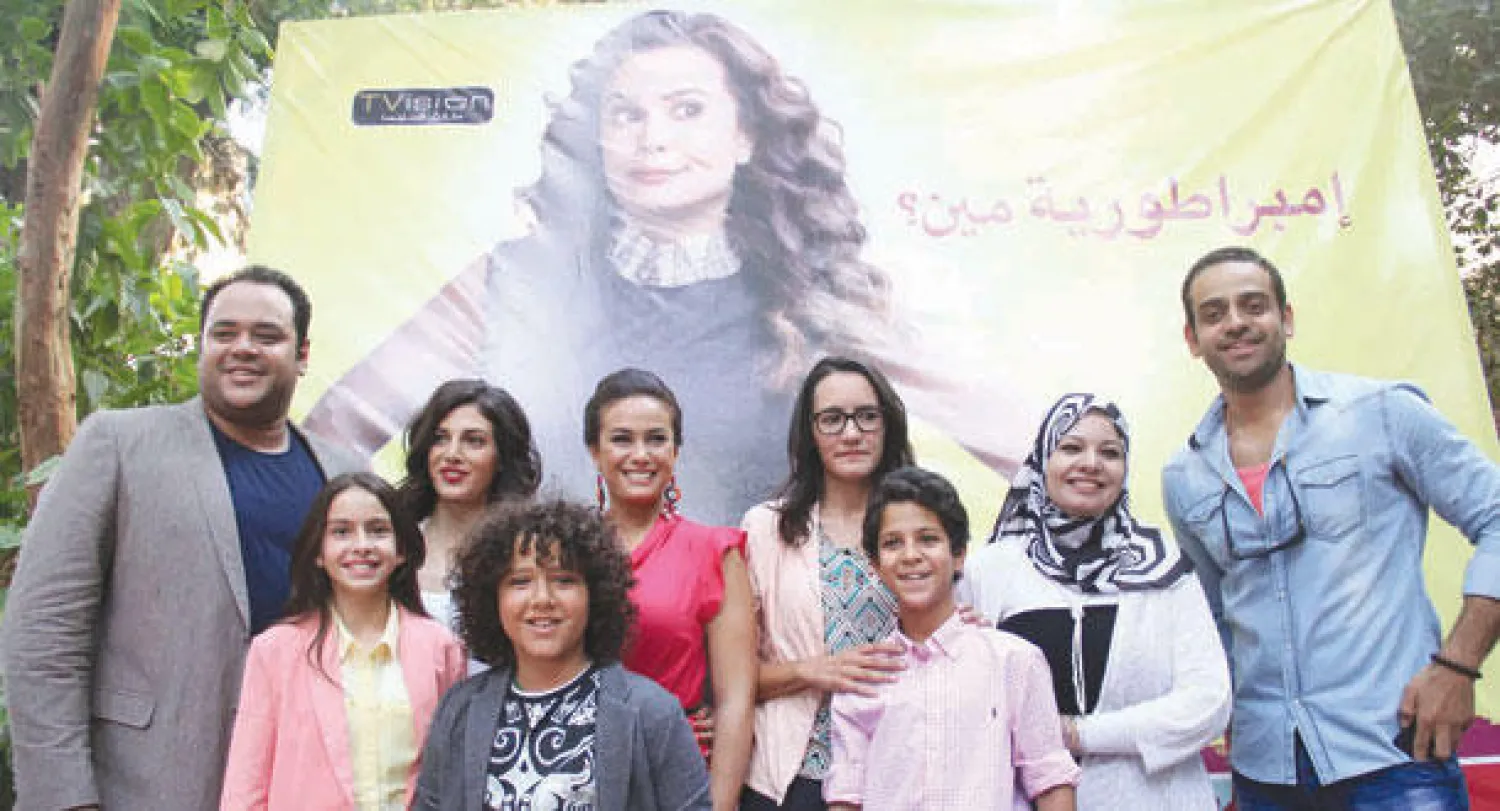 هند صبري تتوسط طاقم مسلسل «إمبراطورية مين»