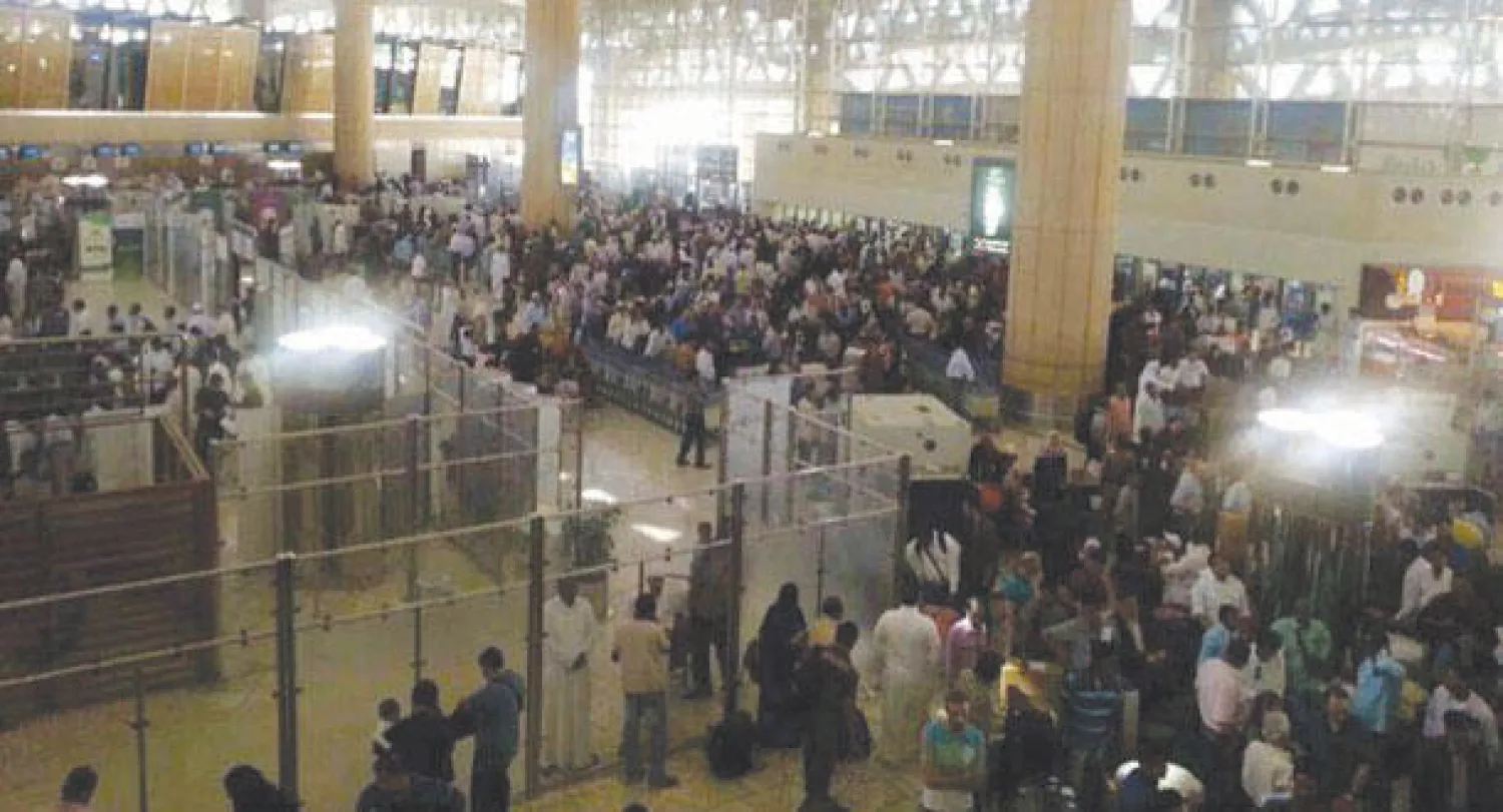 جموع المسافرين لدى تسلمهم أمتعتهم في مطار الملك خالد الدولي (واس)