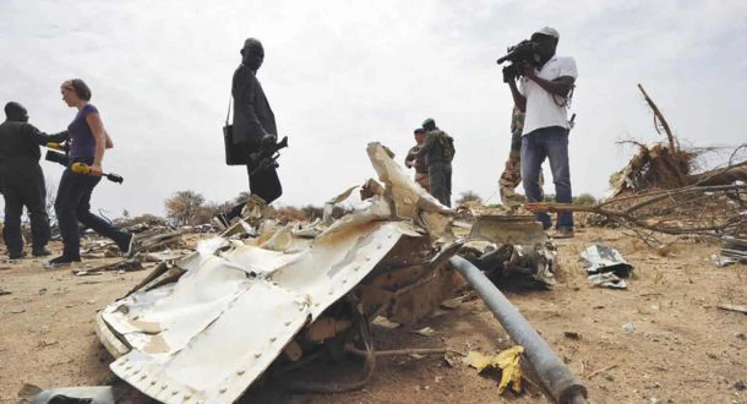 صحافيون دوليون يلتقطون أمس صورا لحطام الطائرة الجزائرية التي تحطمت في بلدة غوسي شمال مالي الخميس الماضي (أ.ف.ب)