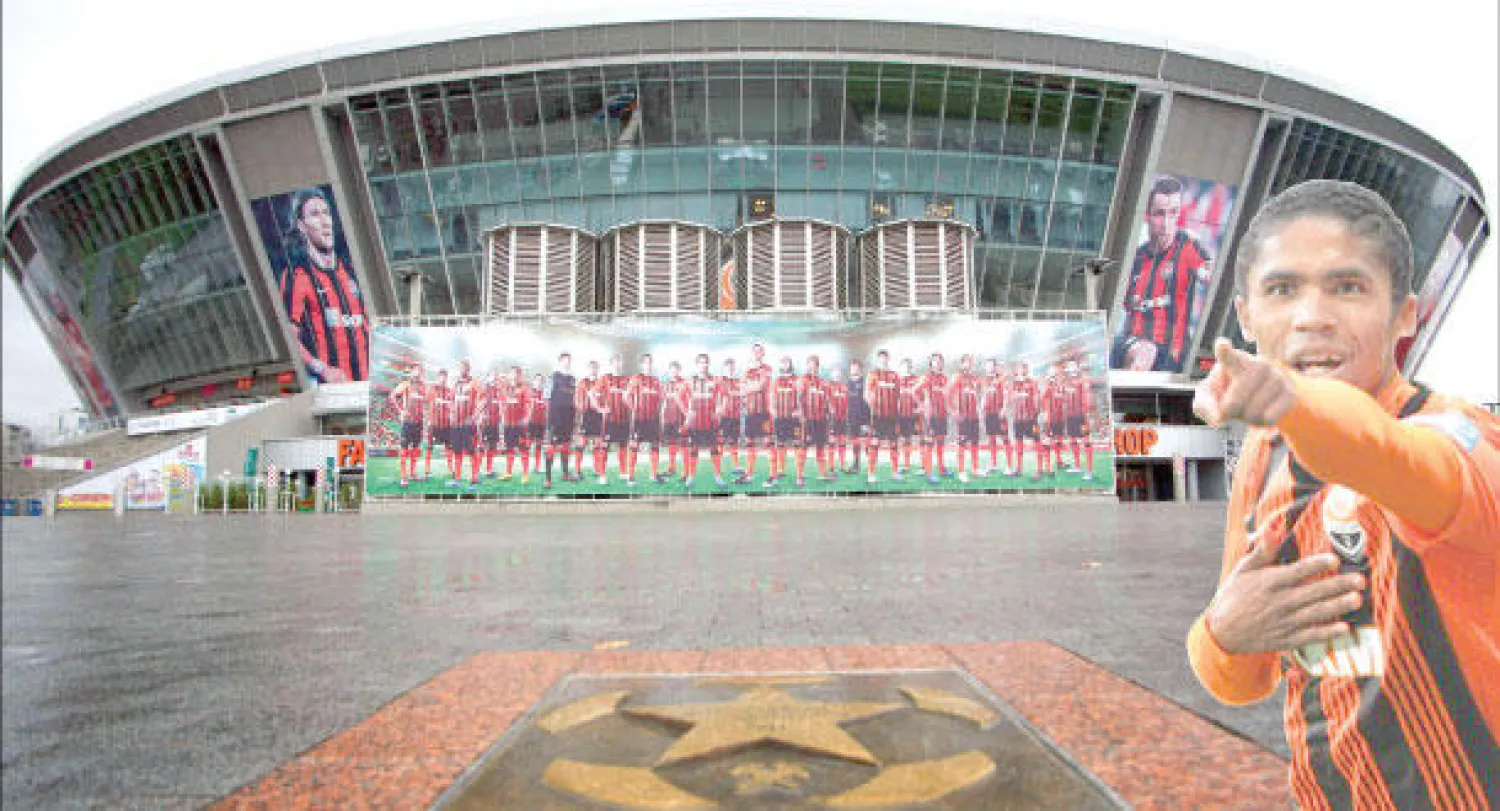 آرسنال يريد استغلال الأزمة والتعاقد مع البرازيلي دوغلاس كوستا من شاختار   و  ملعب نادي شاختار أغلق أبوابه خوفا من الأوضاع الأمنية بشرق أوكرانيا (أ.ف.ب)