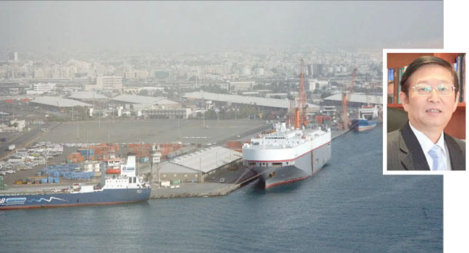 جانب من مستودعات في أحد الموانئ السعودية و في الاطار سفير الصين لدى السعودية  ({الشرق الأوسط})