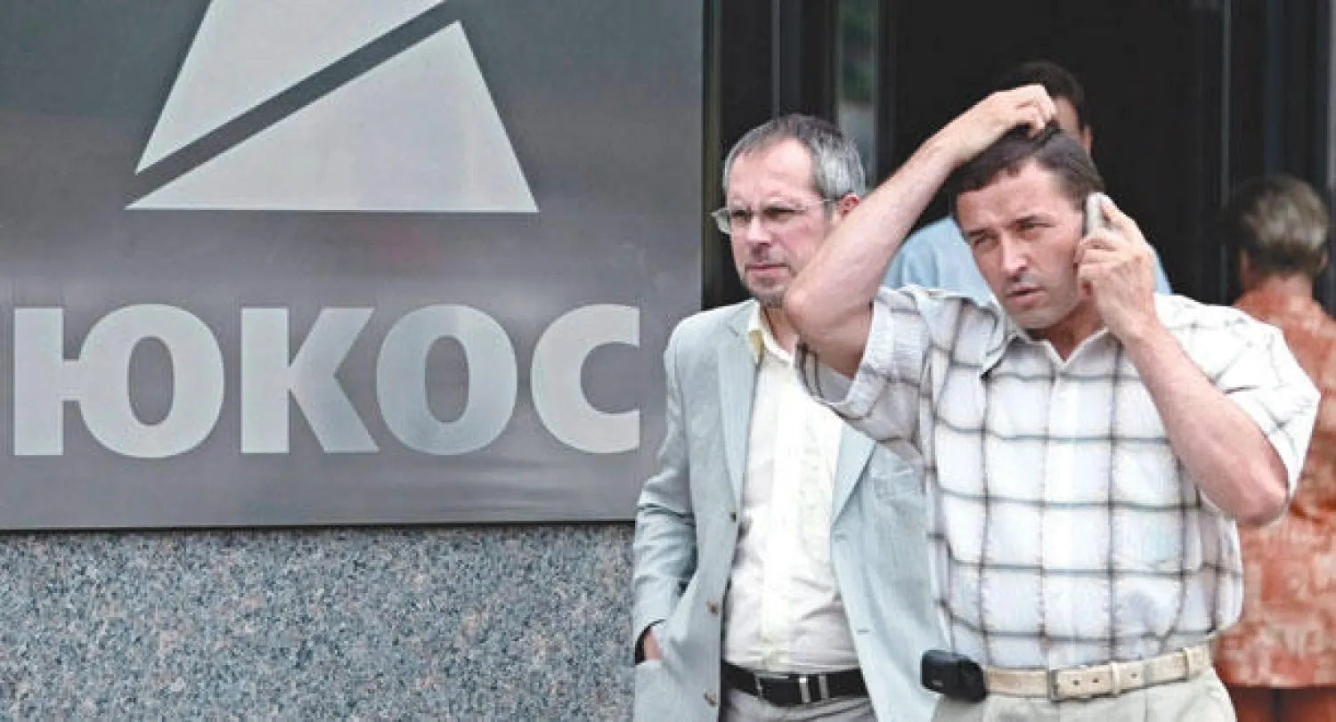 صورة تعود إلى 2004 أمام المقر الرئيس لشركة «يوكوس» قبل أن تستحوذ عليها السلطات الروسية (إ.ب.أ)