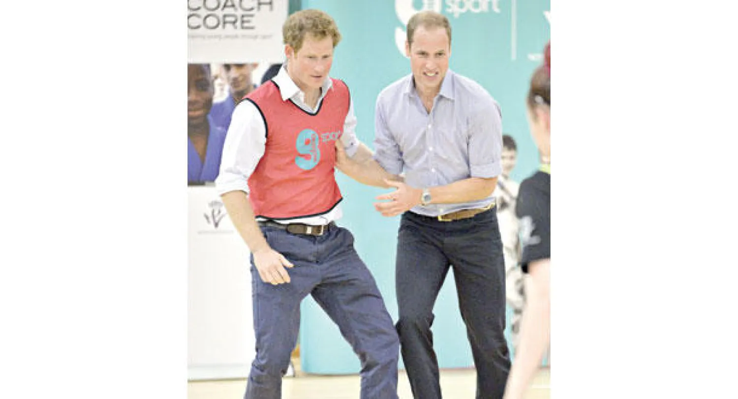 الأمير ويليام والأمير هاري أثناء اللعب (أ.ف.ب)