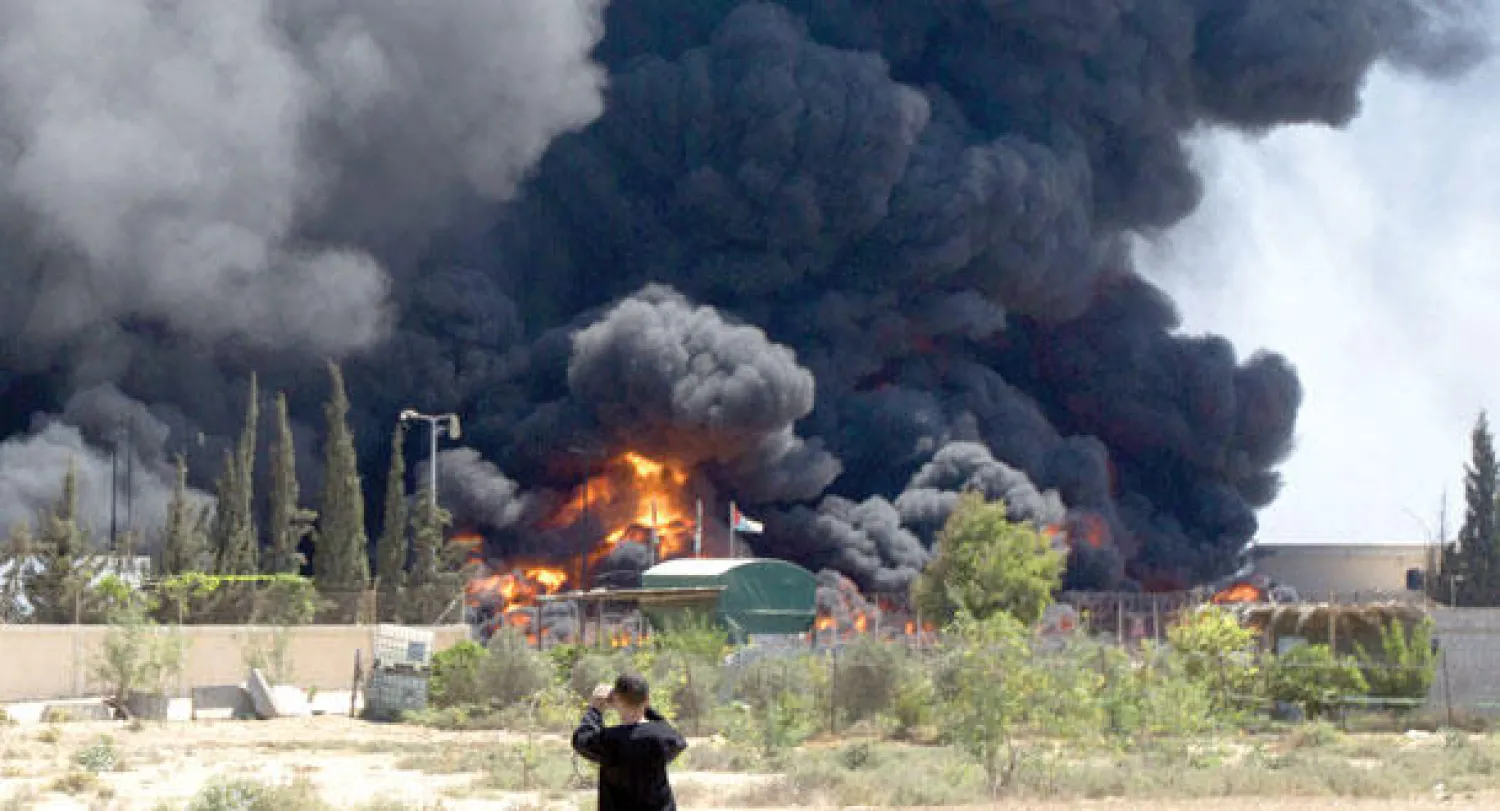 فلسطيني أمام محطة الكهرباء الوحيدة في غزة التي استهدفتها الغارات الإسرائيلية أمس (أ.ف.ب)