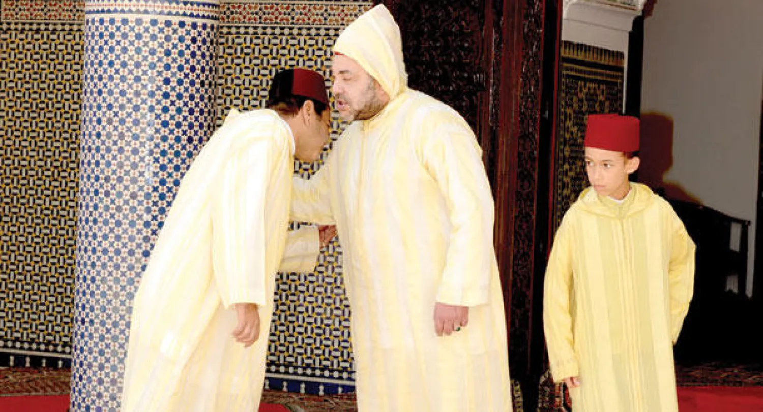 العاهل المغربي الملك محمد السادس يتقبل التهاني من شقيقه الأمير مولاي رشيد في القصر الملكي بالرباط أمس (ماب)
