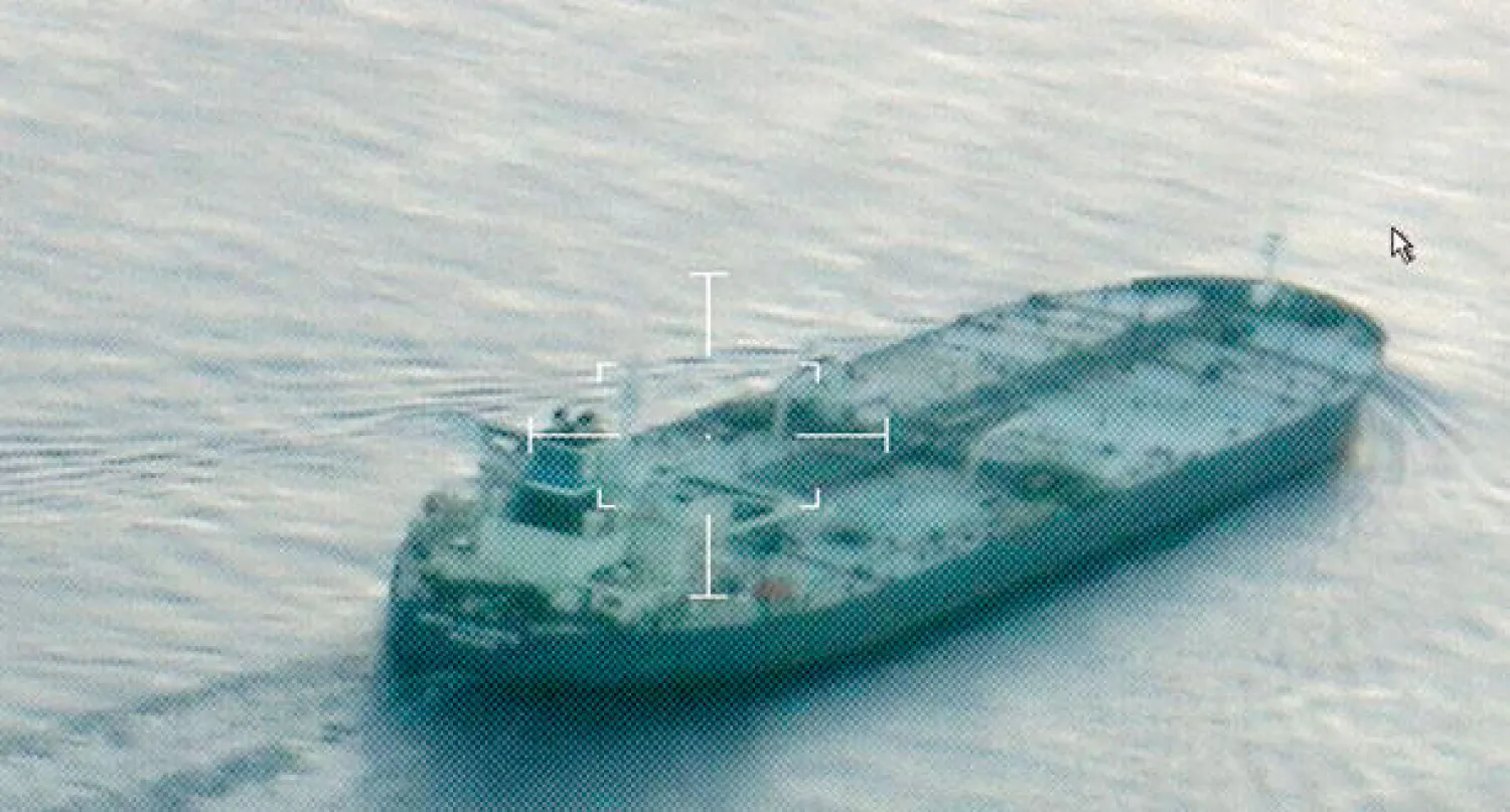 لقطة من فيديو للناقلة «يونايتد كالافيترا» وهي راسية قبالة ميناء كالفستون بولاية تكساس الأميركية أمس (رويترز)