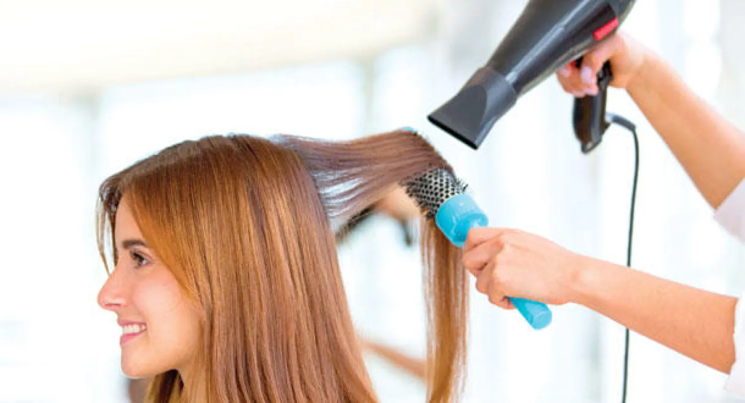 «التجفيف البرازيلي».. ترويض الشعر الأجعد