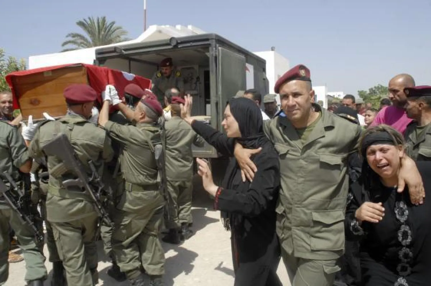 إصابة عسكريين تونسيين اثنين إثر هجوم على مروحية