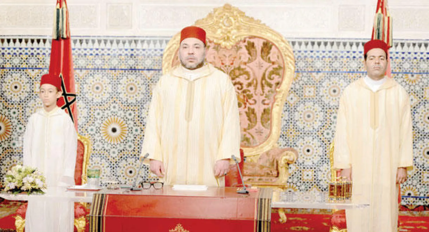 الملك محمد السادس مرفوقا بولي العهد الأمير مولاي الحسن وشقيقه الأمير مولاي رشيد بعد إلقائه خطابا بمناسبة عيد العرش أمس (ماب)