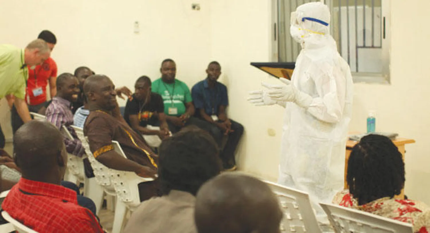 عضو من الطاقم الطبي يقدم عرضا حول معدات الوقاية اللازمة للتعامل مع المصابين بفيروس «إيبولا» في ليبيريا (رويترز)
