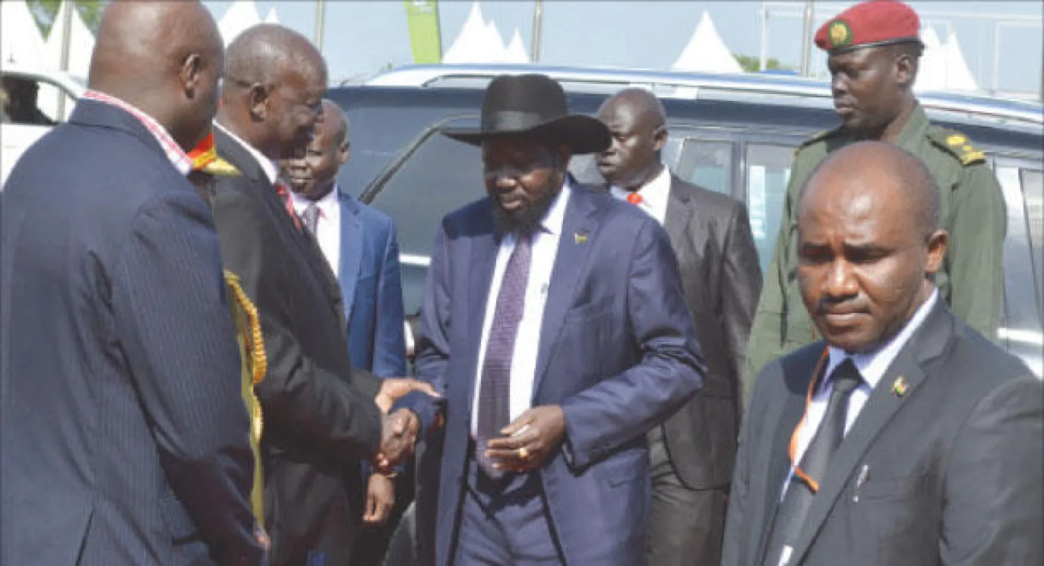 رئيس جنوب السودان سلفا كير أثناء وصوله إلى احتفال إحياء الذكرى التاسعة لوفاة جون قرنق في جوبا أول من أمس (أ.ف.ب)