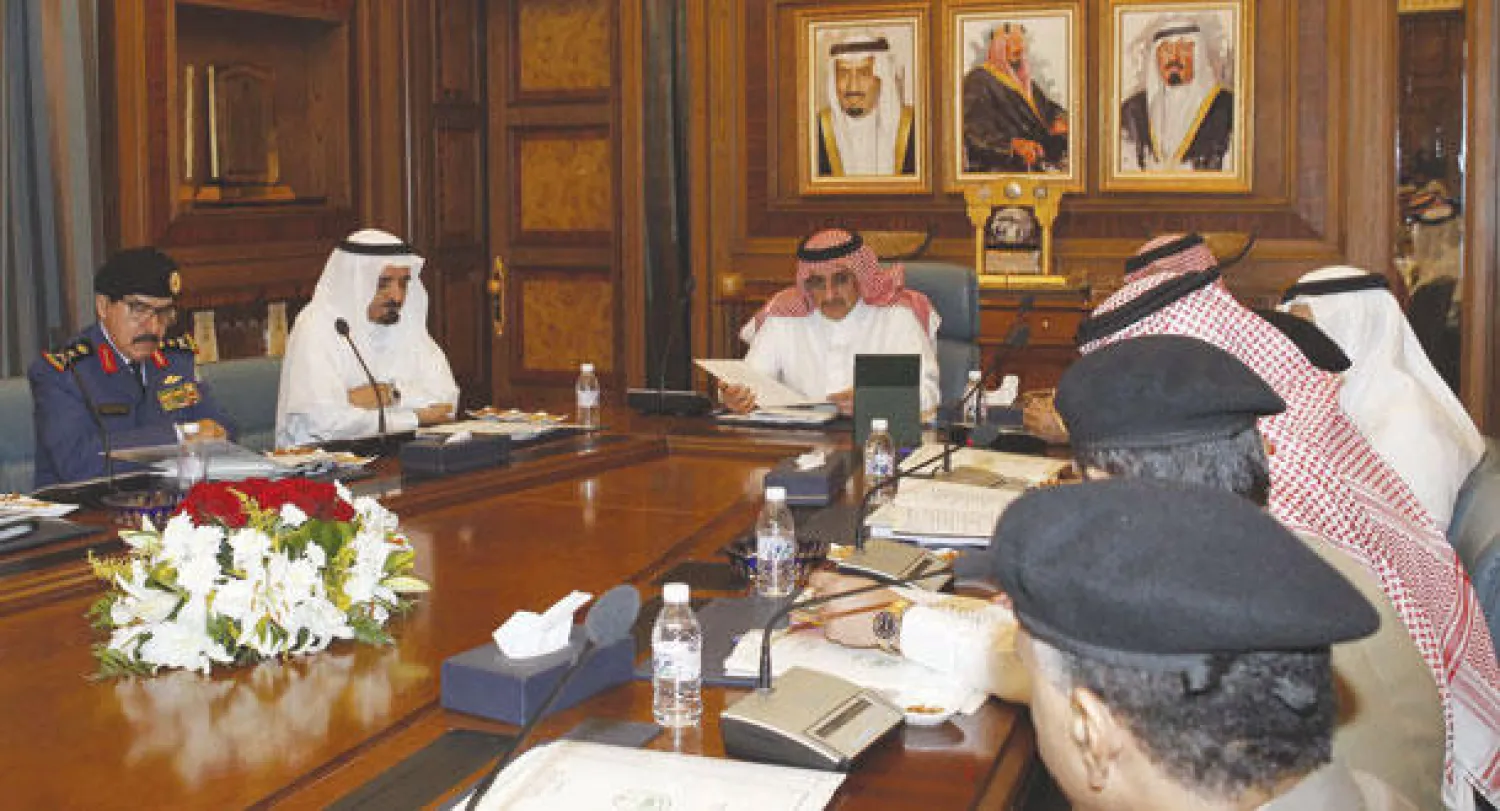 الأمير محمد بن نايف بن عبد العزيز وزير الداخلية السعودي خلال استقباله قادة ومسؤولي القطاعات الأمنية في الحج والعمرة مساء أول من أمس (واس)