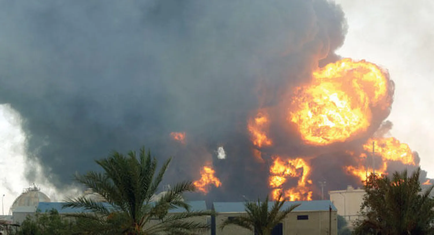 الدخان يغطي سماء العاصمة الليبية طرابلس بعد قصف متعمد لخزانات الوقود (أ.ف.ب)