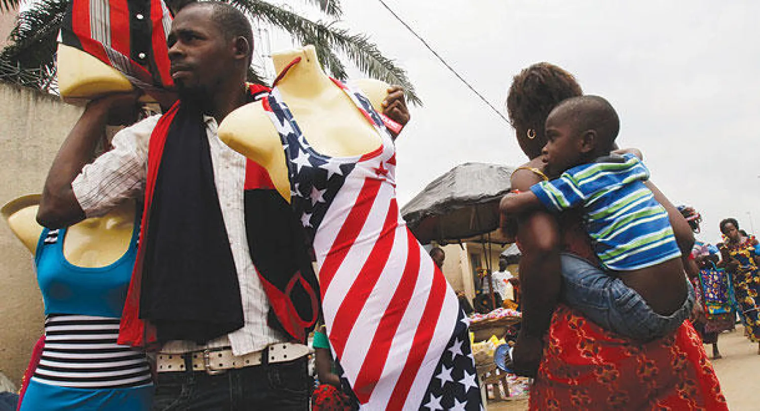 الرئيس الأميركي يستضيف 50 زعيما أفريقيا في واشنطن لعقد القمة الأفريقية .. وفي الصورة يظهر بائع ملابس في أبيدجان (رويترز)