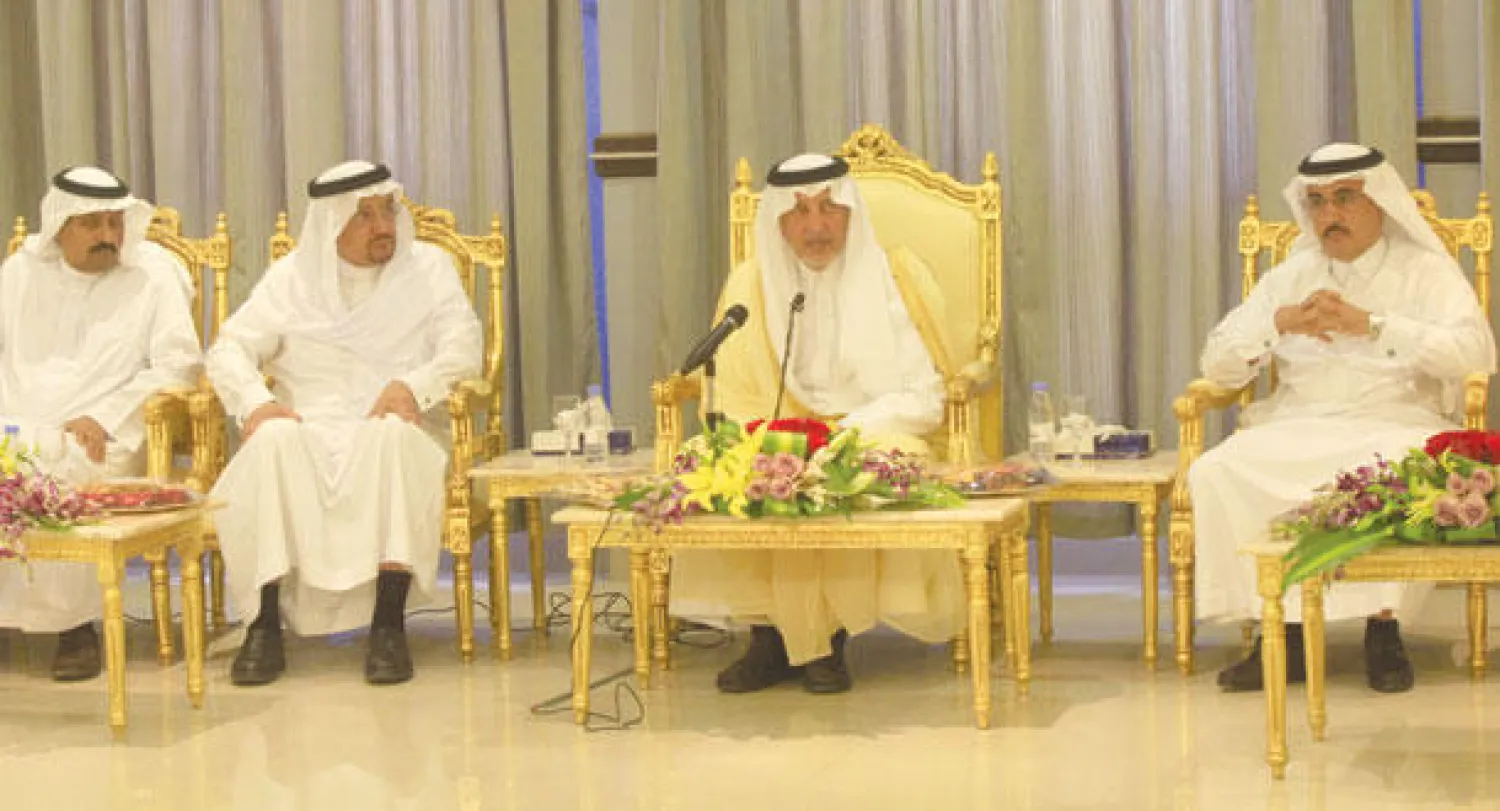 الأمير خالد الفيصل لدى إلقائه كلمة على هامش حفل معايدة نظمته وزارة التربية والتعليم في الرياض أمس («الشرق الأوسط»)