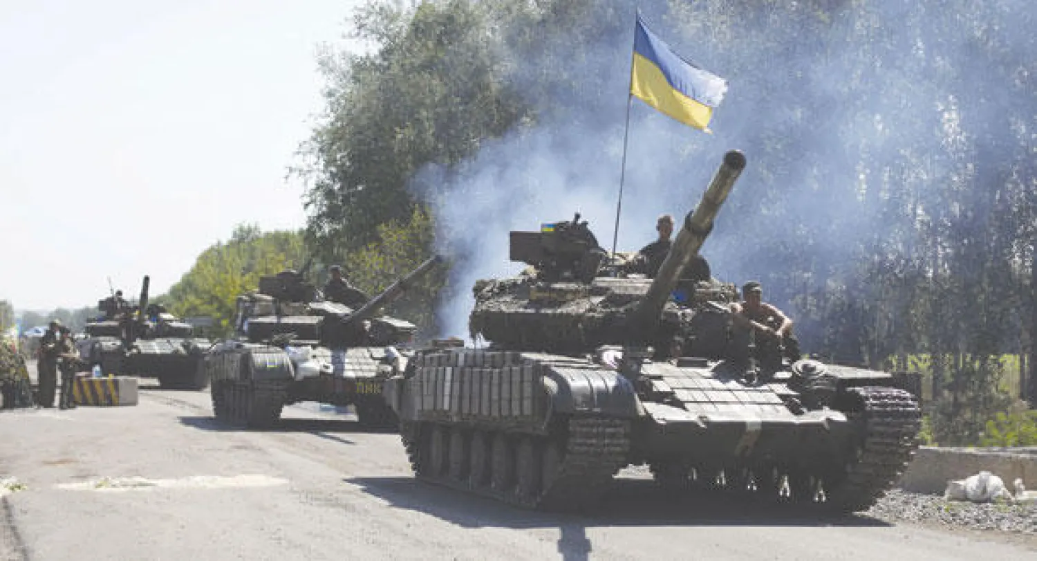 دبابات أوكرانية تقصف مواقع المتمردين في جولة قتال جديدة بين القوات الأوكرانية الحكومية والمقاتلين الانفصاليين الموالين لروسيا حول مدينتي لوجانسك ودونيتسك في شرق البلاد أمس (أ.ف.ب)