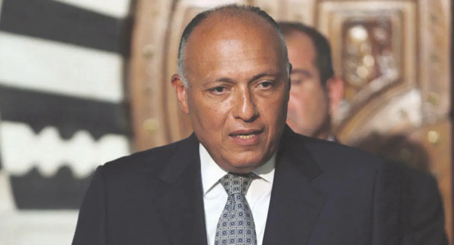 سامح شكري وزير الخارجية المصري لدى حضوره مؤتمرا صحافيا بعد لقائه رئيس الوزراء التونسي مهدي جمعة في تونس أمس (إ. ب. .أ)