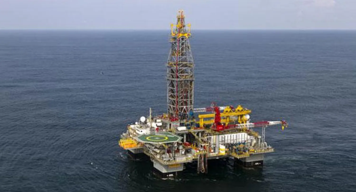 برنت يهبط إلى أدنى مستوى في أربعة أشهر بسبب وفرة المعروض