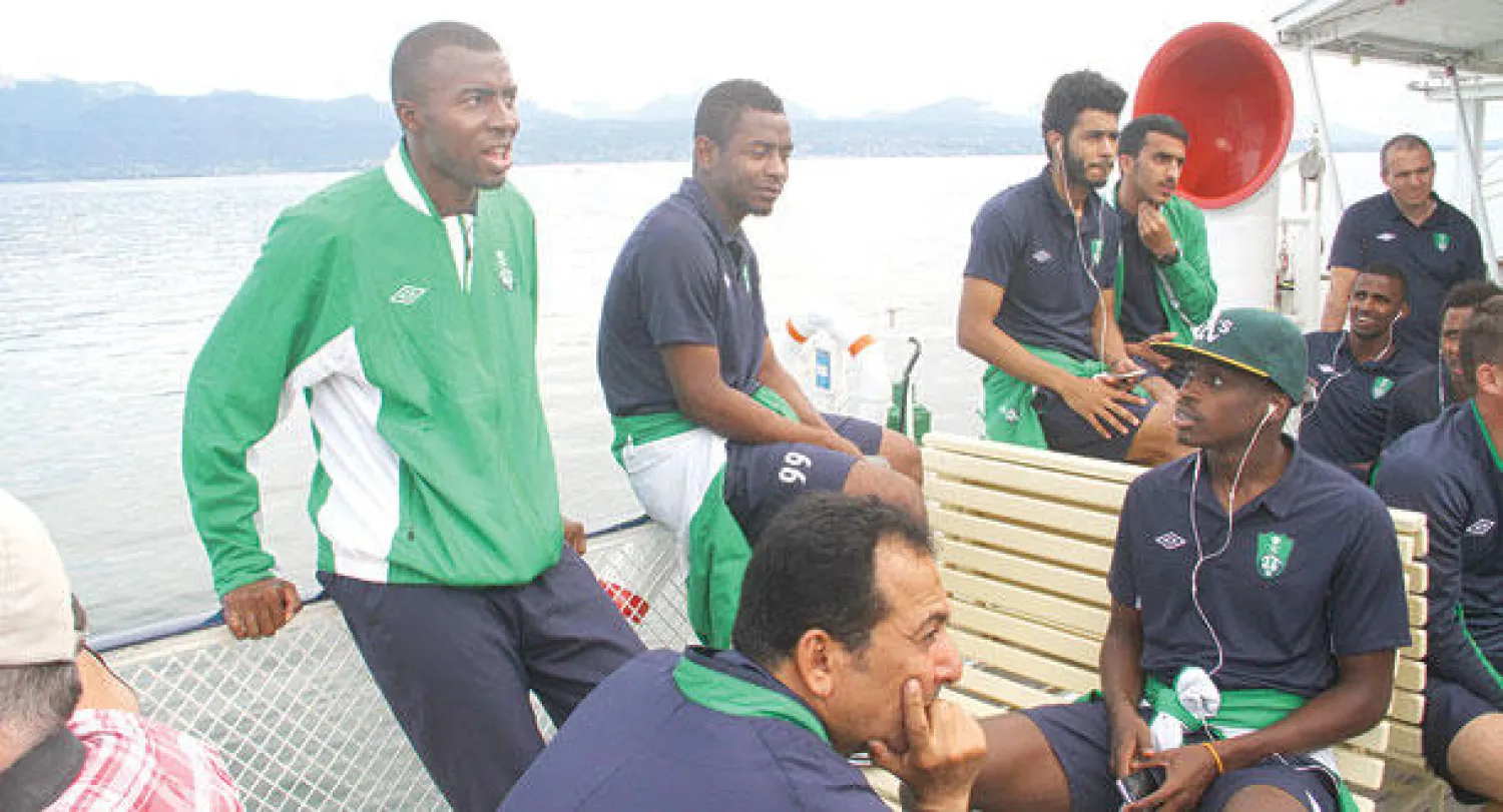 لاعبو الأهلي خلال رحلة بحرية في سويسرا