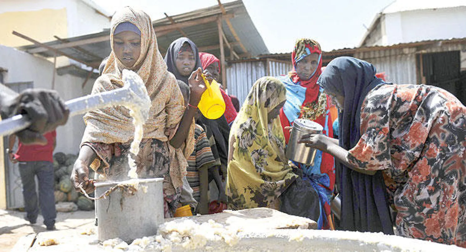 نازحون صوماليون يقفون في الطابور للحصول على مساعدات غذائية في مركز توزيع في العاصمة مقديشو (أ.ف.ب)