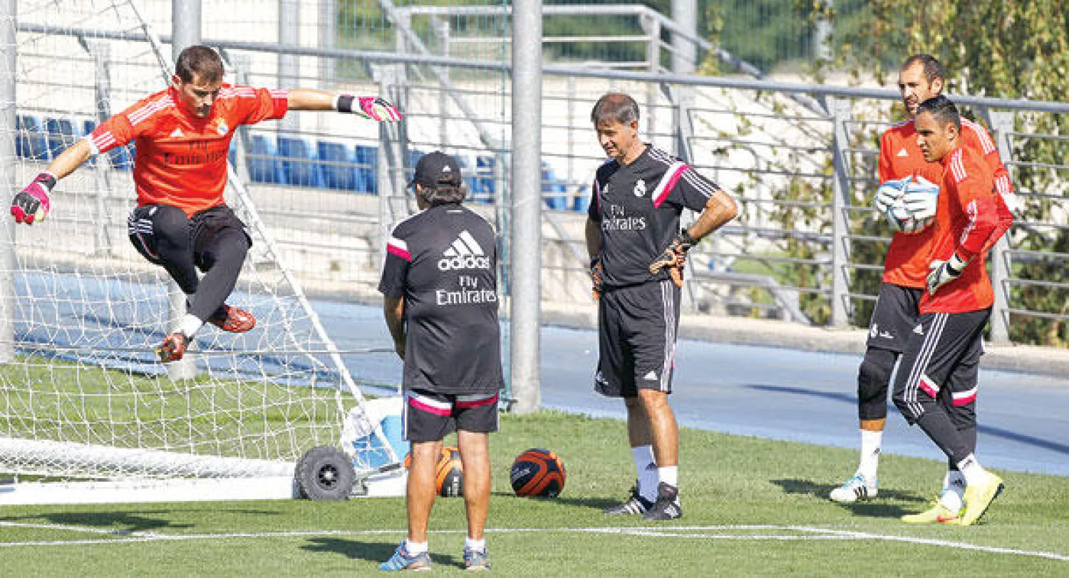 حراس ريـال مدريد الثلاثة من اليسار كاسياس ولوبيز ونافاس في أول حصة تدريبية تجمعهم (إ.ب.أ)