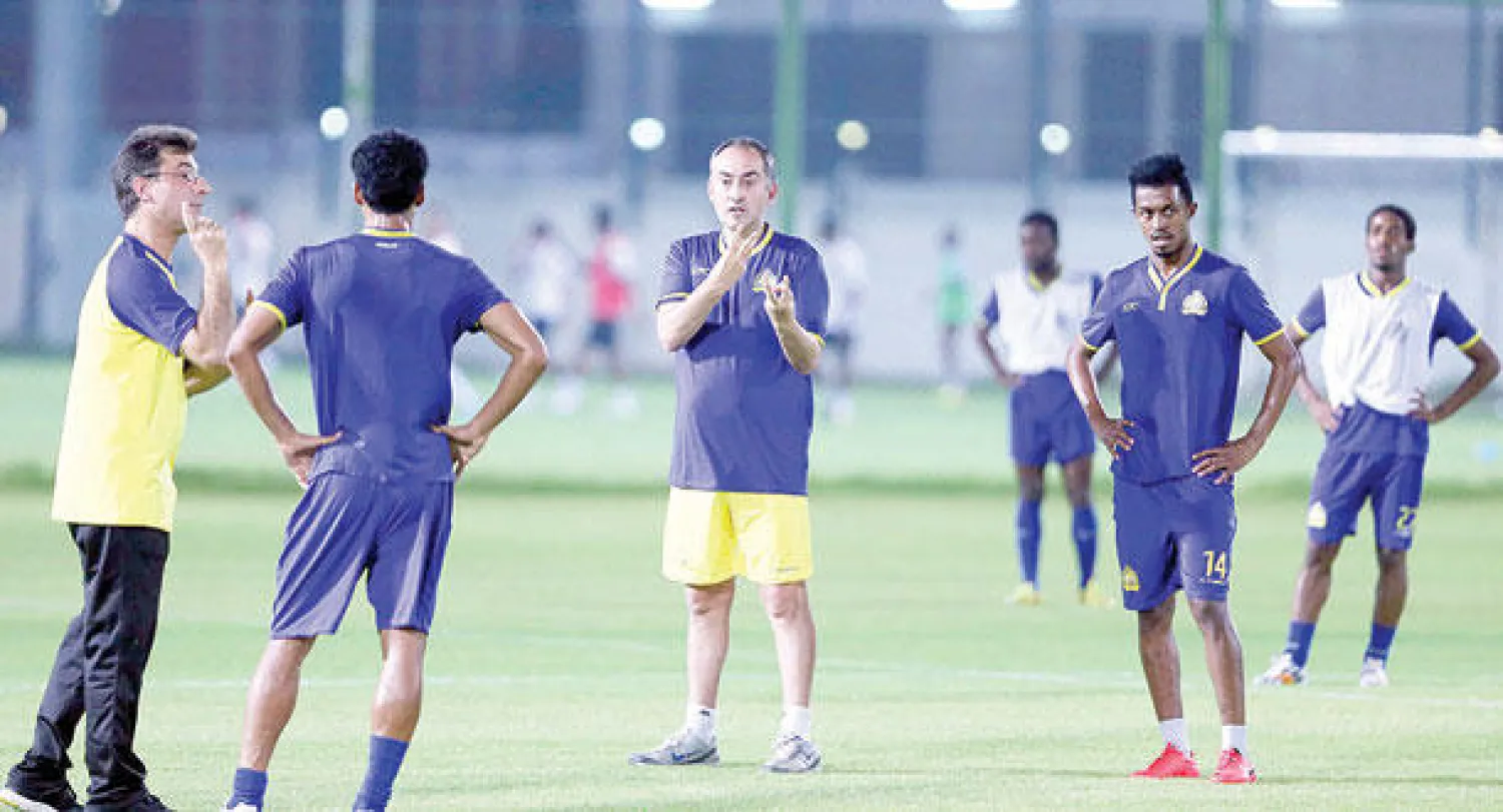 كانيدا مدرب النصر يوجه اللاعبين خلال استعداداتهم للمباراة